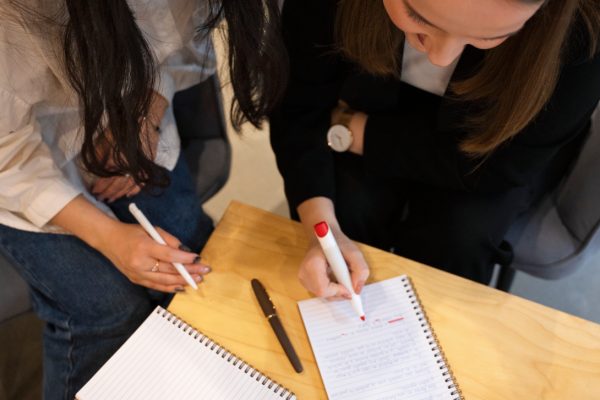 personas-de-alto-angulo-corrigiendo-errores-gramaticales